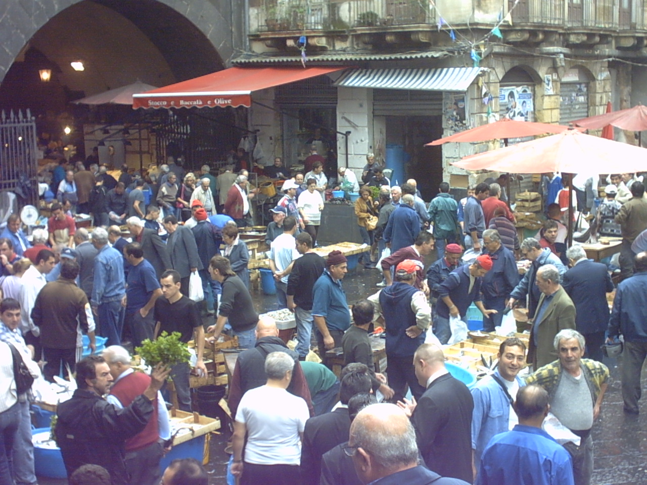 https://www.driverinsicily.com/public/img/fotoalbum/Catania fish market.jpg